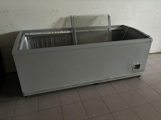 Congélateur bahut bonnet Névé à deux portes vitrées coulissantes....