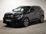le 4x4 noir est garé sur le sol en damier d'un garage