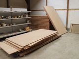 un tas de bois non scié dans une pièce équipée d'étagères