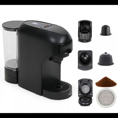un gros plan d'une cafetière avec une tasse de café à côté
