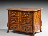 une commode ancienne en bois avec des poignées en laiton
