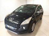 La petite voiture noire est garée dans une pièce blanche.