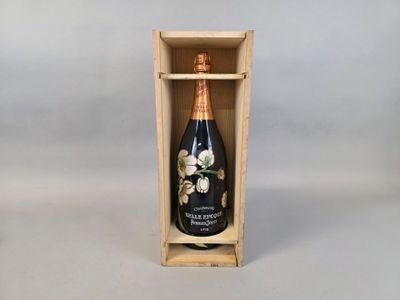 une bouteille de vin dans un coffret en bois sur une table