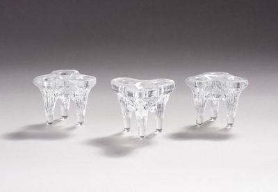 trois vases en verre transparent posés sur une surface blanche