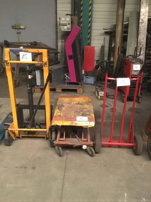 Il y a de nombreux types d'équipements différents dans ce garage