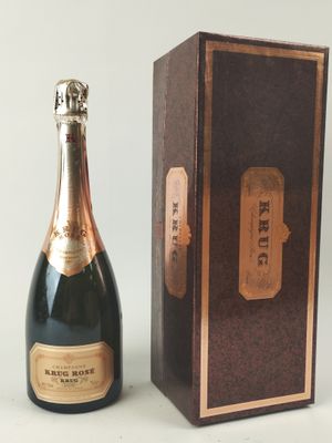une bouteille de champagne à côté d'un coffret en bois