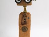 un robot en bois qui porte une paire de lunettes