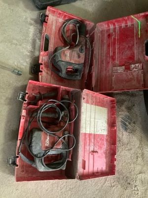 une boîte à outils rouge qui contient tout un tas d'outils