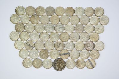 une image représentant un tas de pièces de monnaie avec un penny au milieu