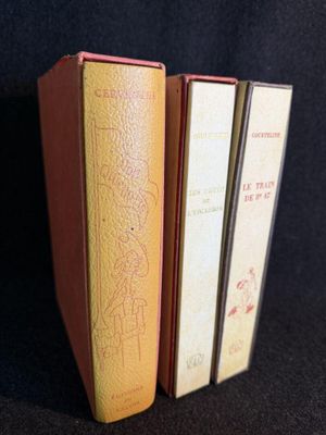 trois livres empilés les uns sur les autres sur une surface noire