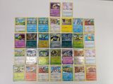 une photo montrant un mur recouvert de cartes Pokémon