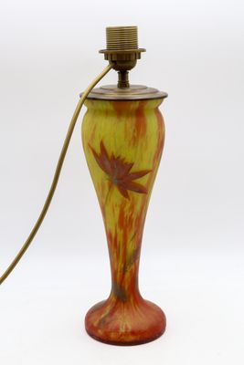 une lampe orange et jaune surmontée d'un oiseau