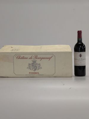une bouteille de vin à côté d'un carton de vin
