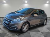 la voiture grise est garée sur le sol en damier d'un garage