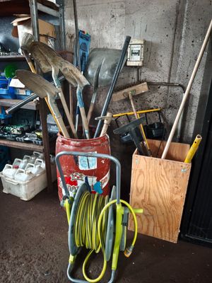 a lot of tools that are sitting in a bucket
