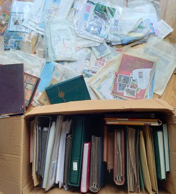 une boîte en carton remplie de livres et de papiers, posée par terre