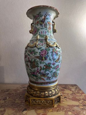 a vase that is sitting on a marble table