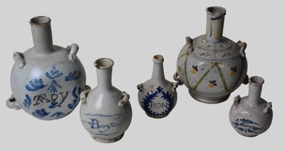 quatre vases posés les uns à côté des autres sur une table