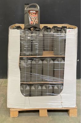 une palette sur laquelle sont empilés plusieurs récipients en plastique
