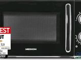 Le micro-ondes est noir et porte une étiquette rouge.