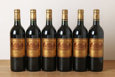 six bouteilles de vin rouge alignées sur une table en bois