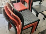 quatre chaises et une table sur la terrasse
