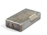 une image représentant un briquet argenté posé sur une surface blanche