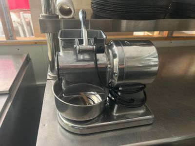 une machine posée sur le comptoir d'une cuisine