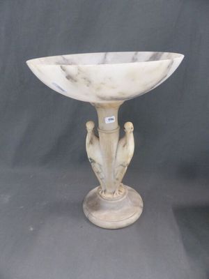 un socle antique en marbre surmonté d'un oiseau