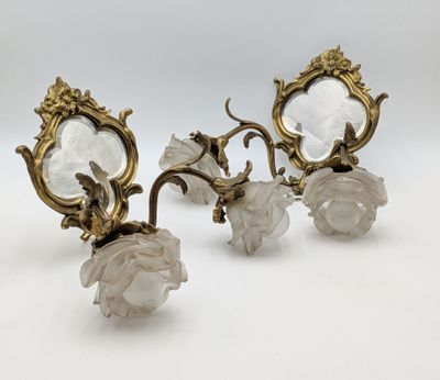 paire d'appliques murales anciennes en laiton et verre dépoli