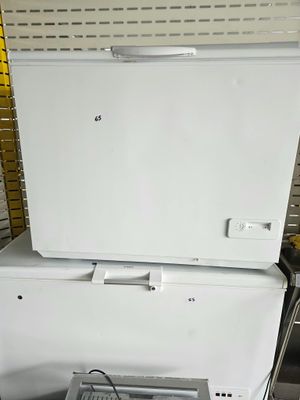 une photo de toilettes blanches dans une salle de bains