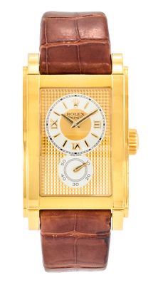 gros plan d'une montre sur fond blanc avec un bracelet marron