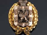 une image représentant une broche en or et en argent surmontée d'une couronne