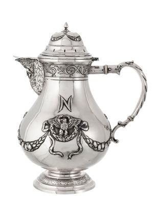 une cafetière ancienne en argent ornée d'un dragon sur le couvercle