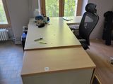 une photo d'un bureau dans un bureau à domicile