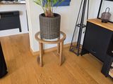 une plante en pot posée sur une petite table dans un coin de la pièce