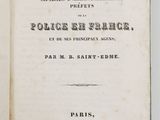 un livre ouvert sur une surface blanche avec un titre en noir et blanc