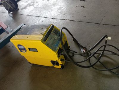 une machine posée au sol, à laquelle sont reliés des câbles