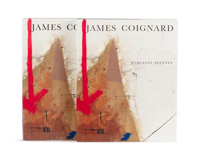 deux livres marqués de flèches rouges, posés sur une surface blanche