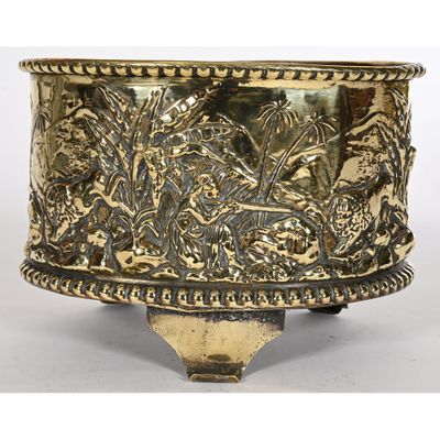 un bol ancien en laiton orné d'un motif représentant des oiseaux et des fleurs