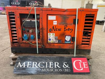 un gros générateur orange posé sur une palette