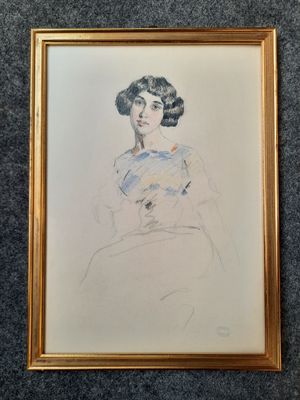 le dessin d'une femme en robe bleue, assise sur une chaise