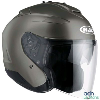 On voit un casque de motard sur fond blanc.