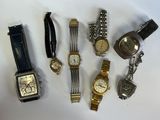 plusieurs types de montres sur une surface blanche