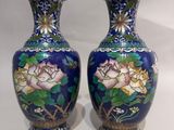 une paire de vases bleus et dorés ornés de fleurs
