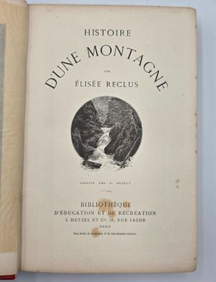 un livre ouvert avec une image représentant une rivière en arrière-plan