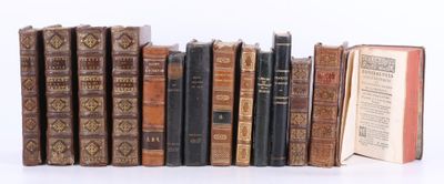 plusieurs vieux livres sont alignés sur une surface blanche