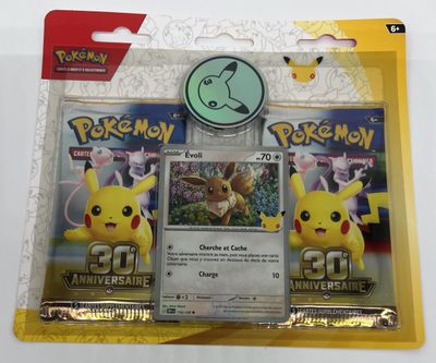 Deux cartes à collectionner Pokémon se trouvent dans un sachet en plastique posé sur une table