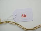 une étiquette portant le chiffre 56, attachée à une chaîne