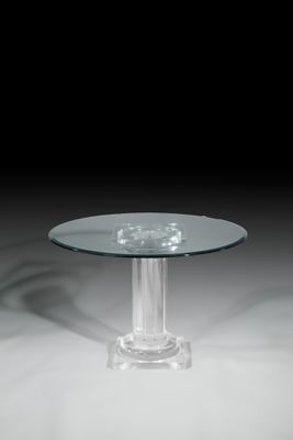 une table en verre avec un plateau en verre sur un piètement blanc